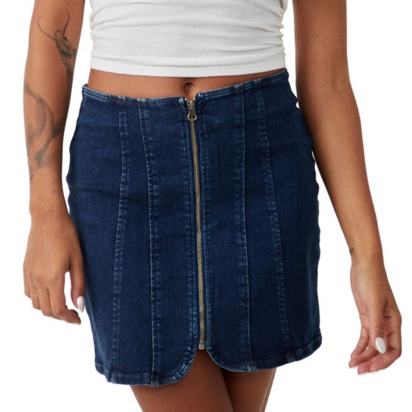 NWT Free People Layla Denim Mini in Deep Indigo - Picture 1 of 7